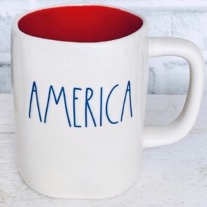 Rae Dunn AMERICA Mug .